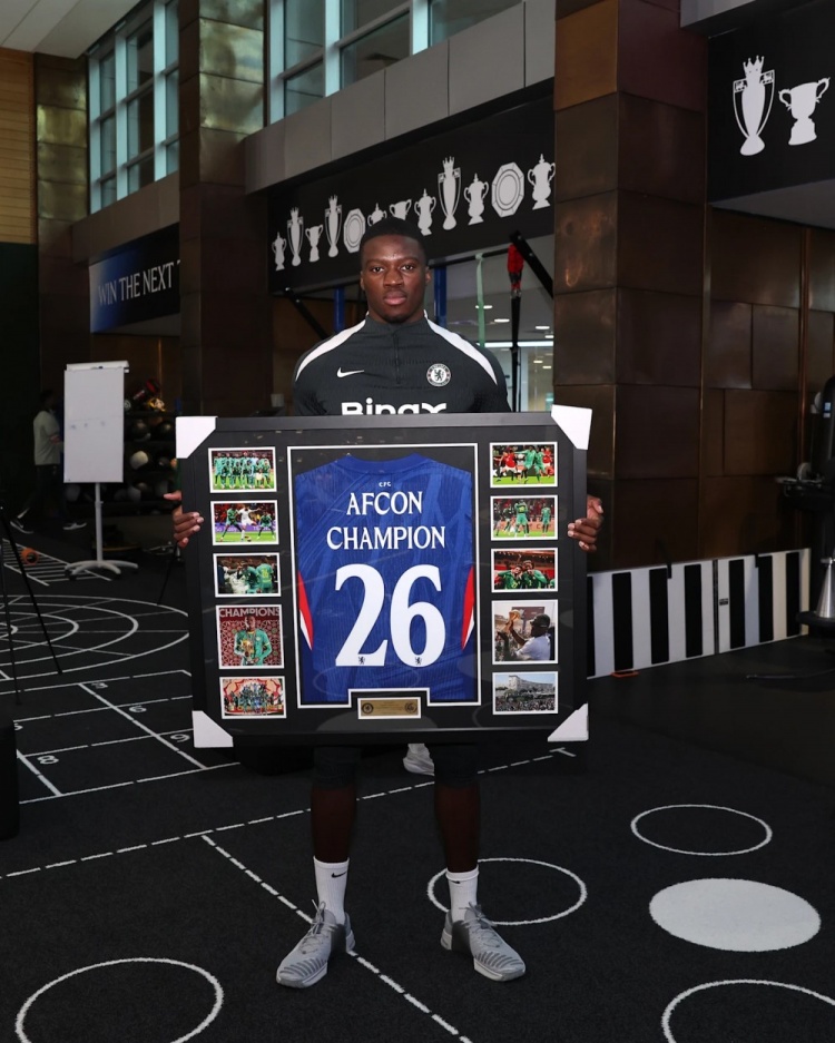 旺财28手机版-马马杜·萨尔回归切尔西，队友赠送球衣祝贺他夺得非洲杯冠军